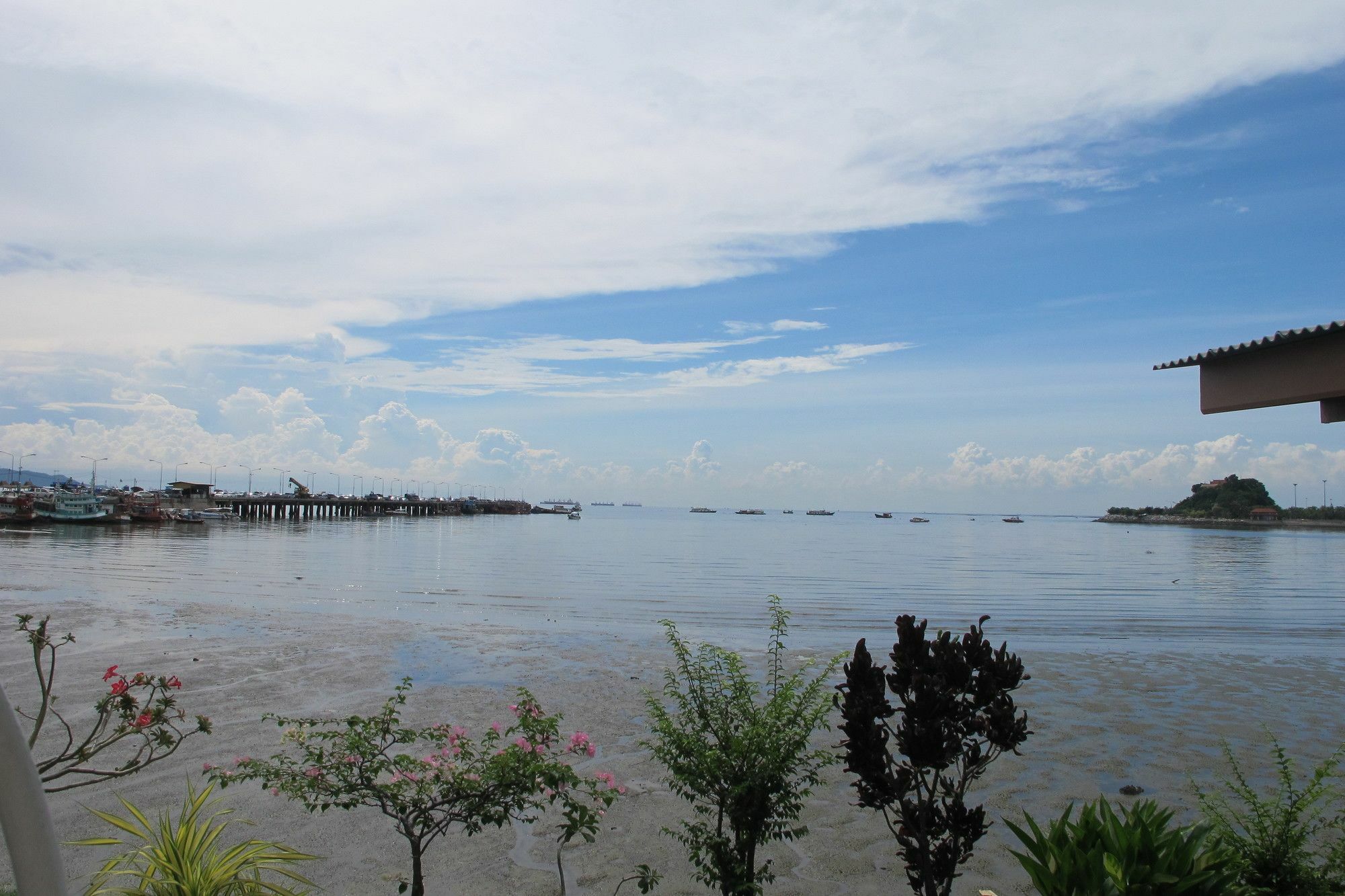 Samchai Hotel ศรีราชา ภายนอก รูปภาพ
